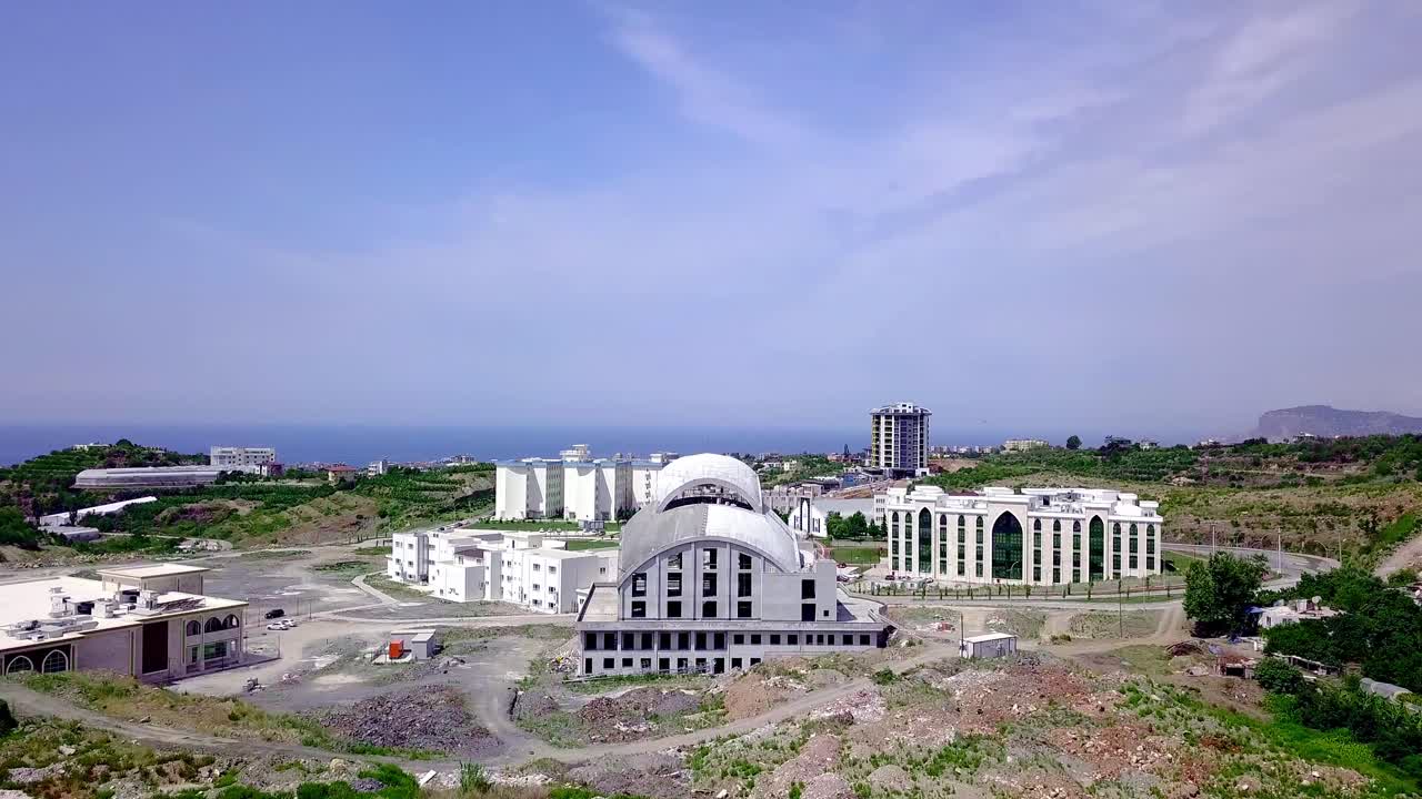 바다를 볼 수 있는 건설 중인 대학 캠퍼스