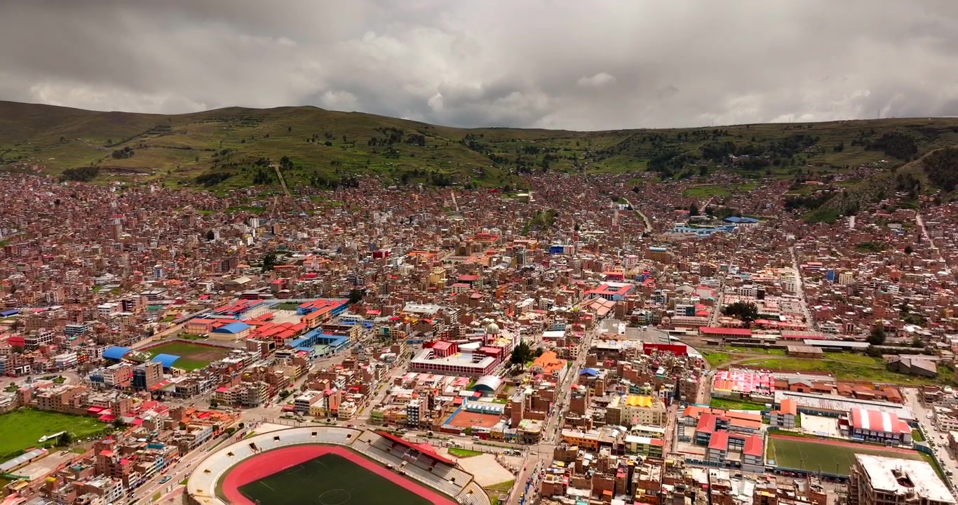Estádio esportivo na populosa e densamente construída cidade de Puno, Peru. Vista aérea.