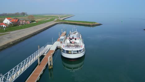 Blick-Von-Oben-Nach-Unten-Auf-Das-Schiff-Im-Hafen