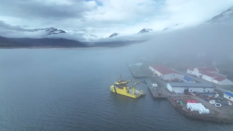 Volando-Junto-Al-Puerto-En-Faskrudsfjordur---Este-De-Islandia---Mal-Humor