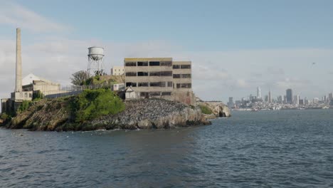 Isla-De-Alcatraz-Slomo-Desde-Un-Barco-Con-El-Horizonte-De-San-Francisco-Al-Fondo