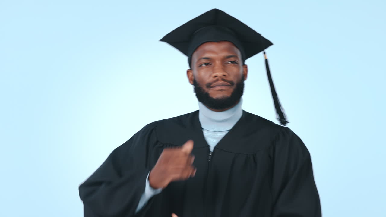 Pensieri, laurea e uomo di colore con idee