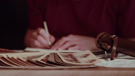 hombre milenario caucásico escribiendo en un cuaderno, escribiendo un diario sobre viajes