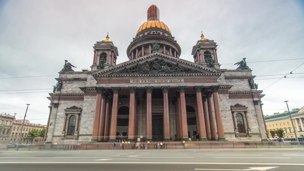 Katedral St. Isaac selang waktu hyperlapse di Saint-Petersburg, Rusia. Pemandangan kota dengan langit berawan dan lalu lintas di jalan.