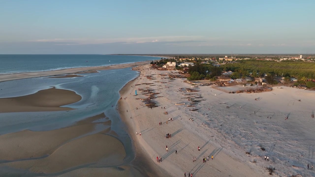 Hermosa vista aérea de la playa de Morondava durante el atardecer, Madagascar.