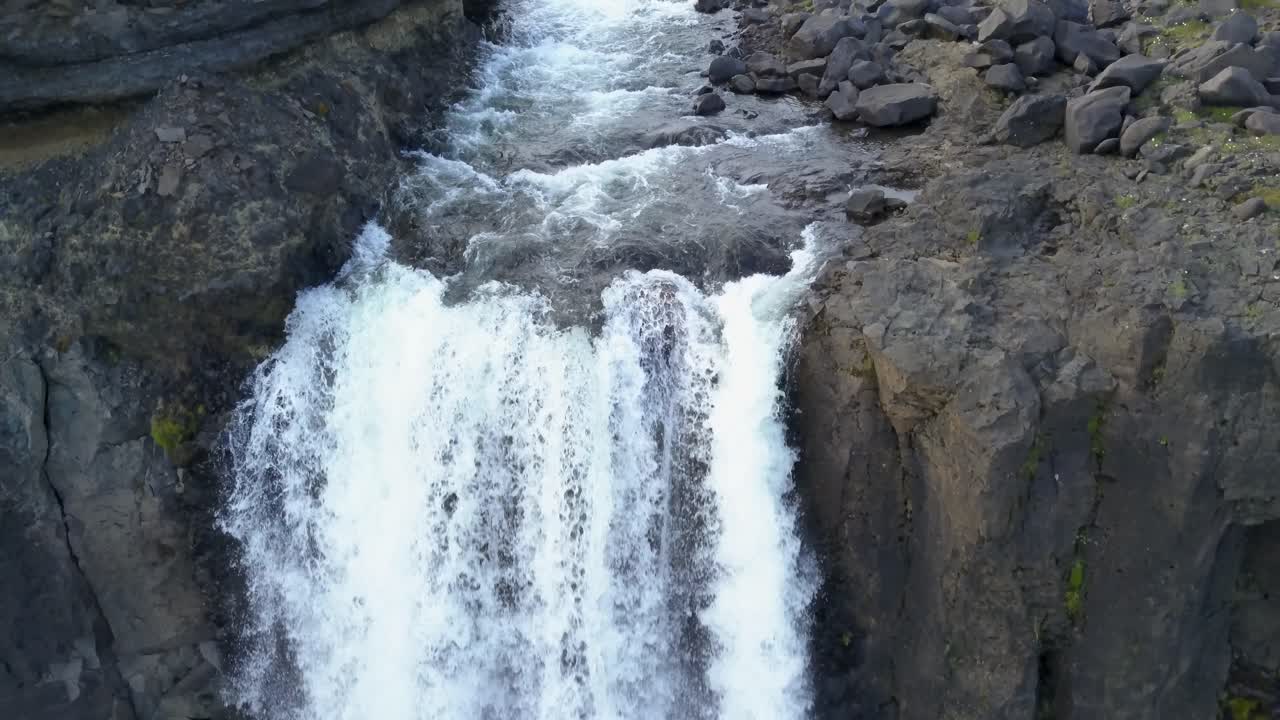 Potente cascata che scende da una parete rocciosa vulcanica