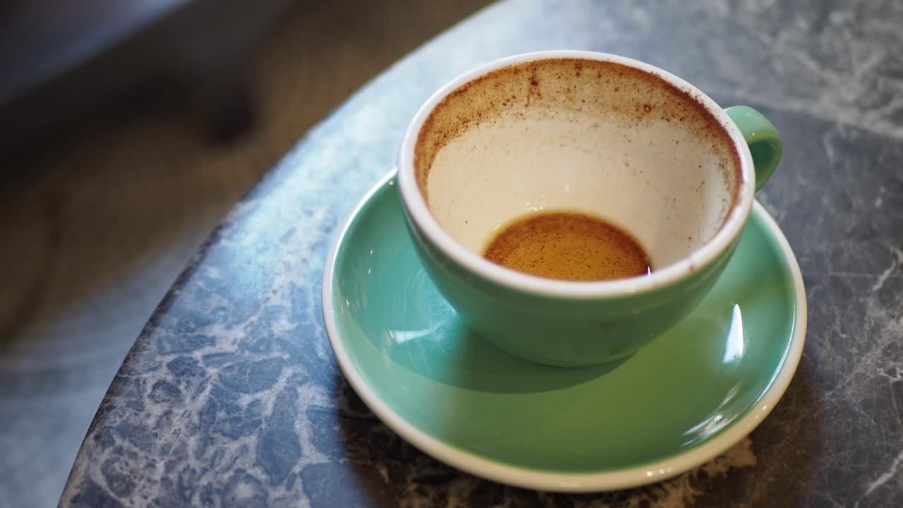 taza de café verde vacía en una mesa