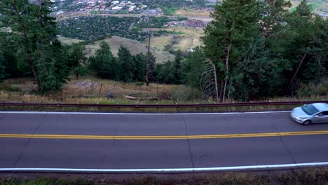 Vista-Aérea-De-La-Carretera-De-Montaña-Del-Mirador-En-Golden,-Colorado