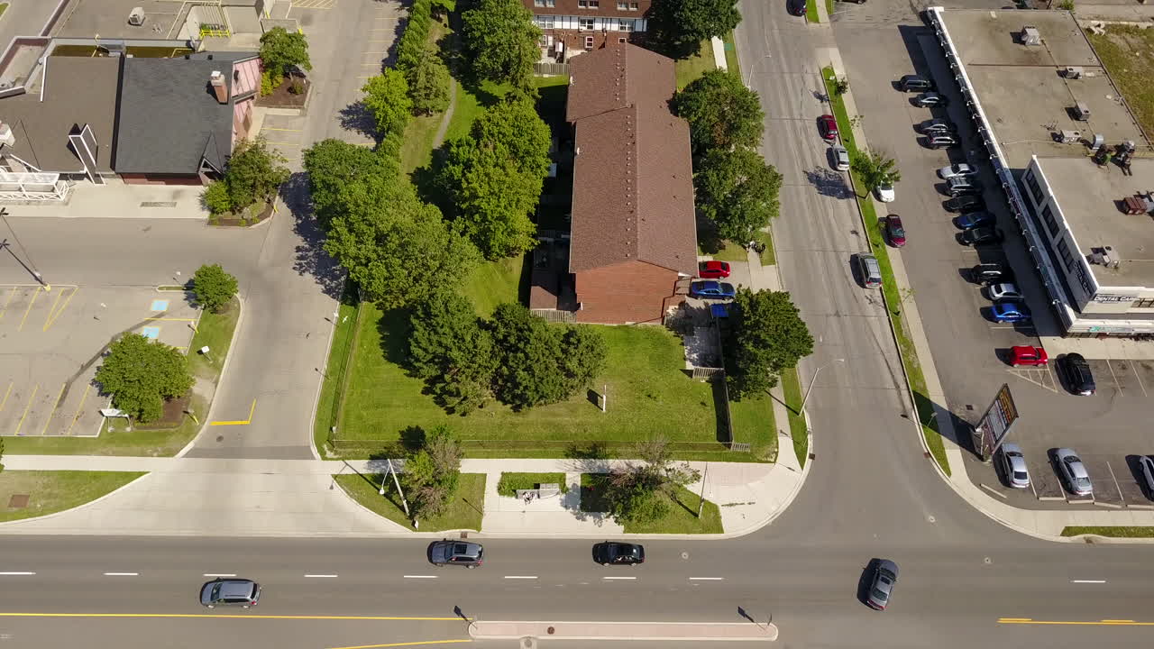 vuelo de drones sobre una ciudad bulliciosa y una calle residencial