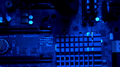 toma de primer plano de la placa base de la computadora de pcb. luces rgb