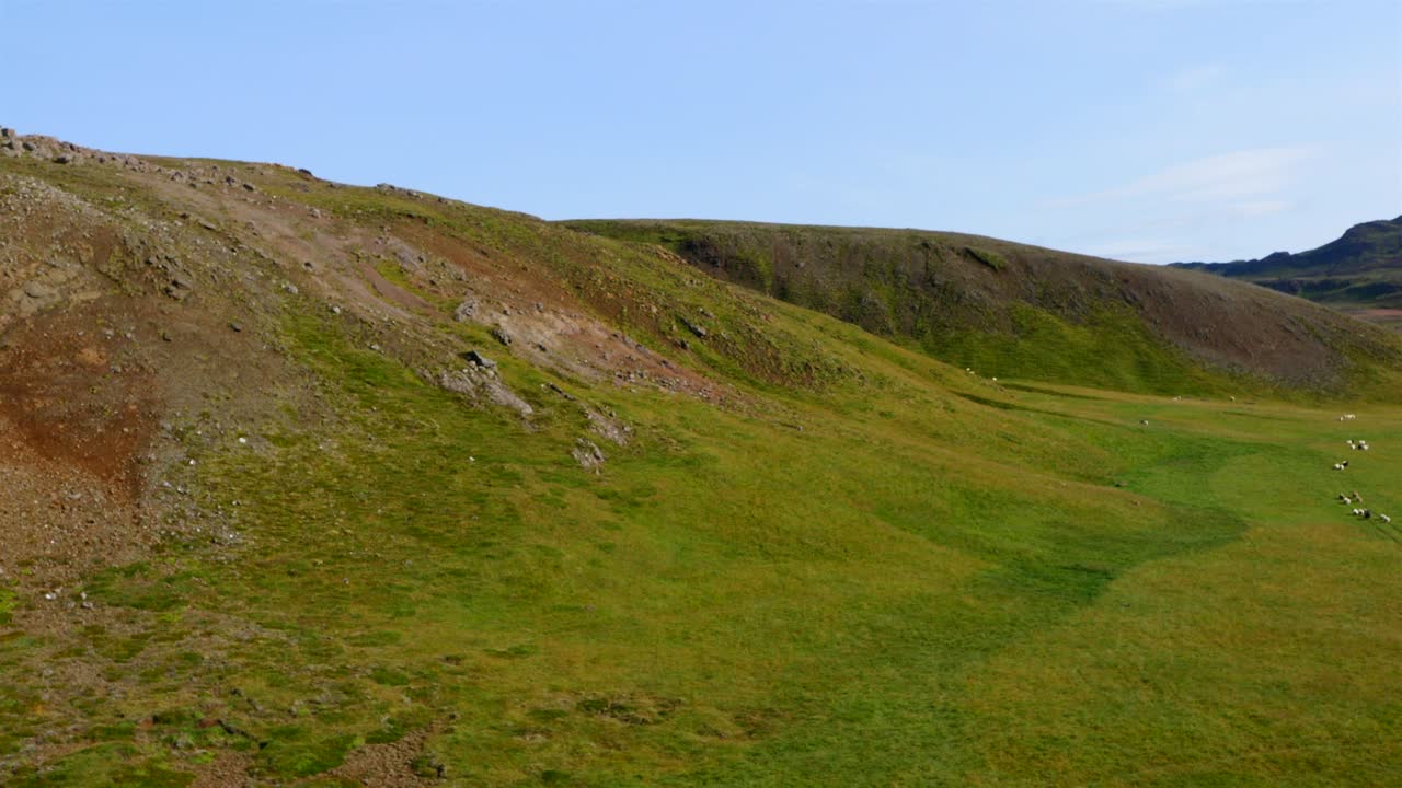 아이슬란드 의 화산 언덕 을 바라보는 아름다운 풍경 의 공중 풍경