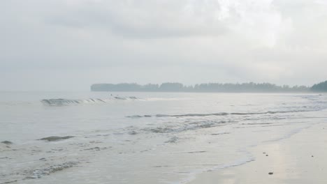 Natürliches-Meereswellenwasser-Mit-Schaum-Auf-Dem-Weißen-Strand-Der-Sandigen-Schönheit,-Sommerstrandmeerblick