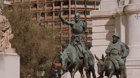 monumento a don quijote en la plaza de españa en madrid una plaza popular
