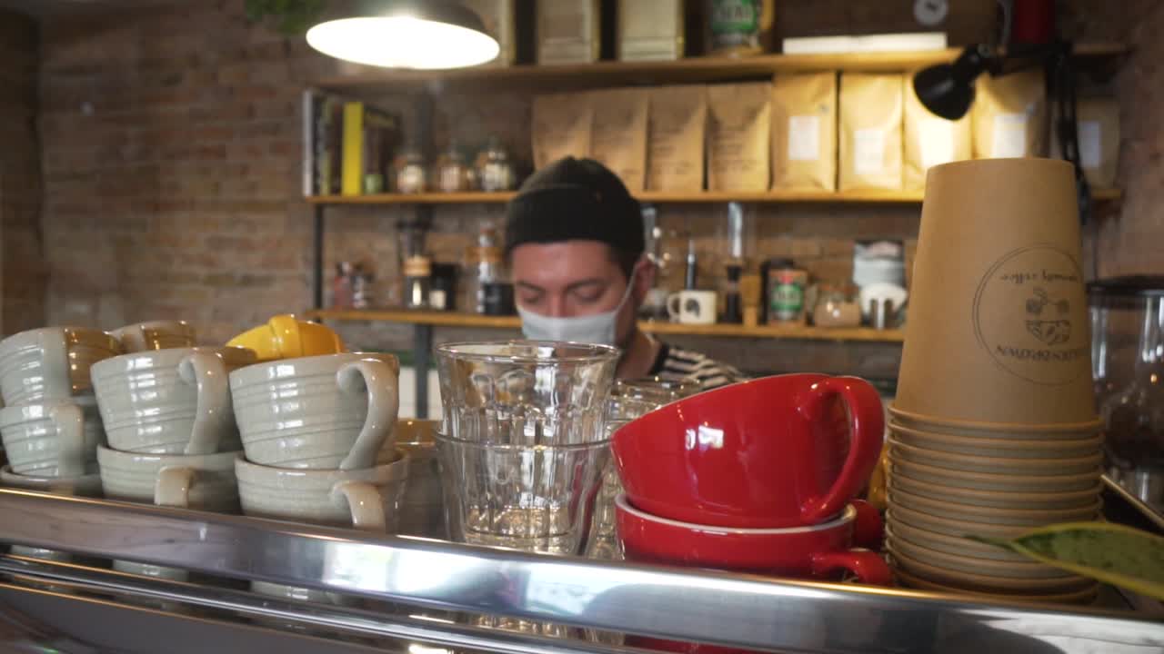 팬데믹 기간 동안 커피숍에서 컵을 들고 맛있는 커피를 만드는 바리스타