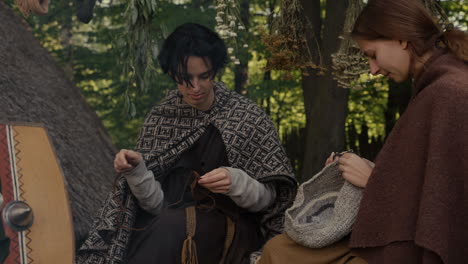 medieval craftswomen knitting