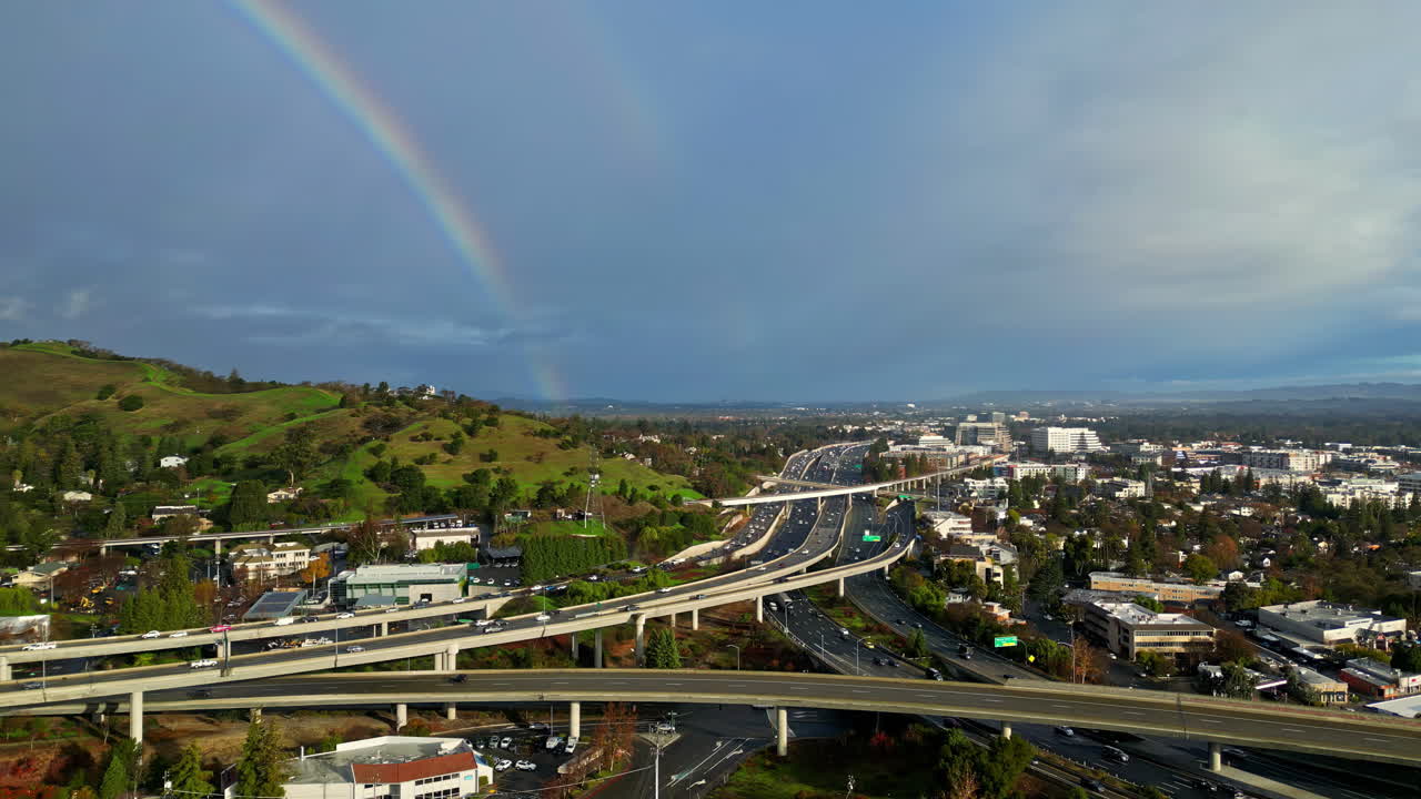 el cruce de la autopista de walnut creek en california, vista aérea de drones con arco iris