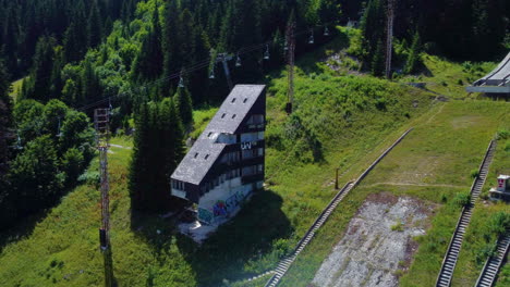 malo polje, igman olympic jumps는 ilidza, sarajevo, bosnia and herzegovina의 푸른 숲이 있는 산에서 점프합니다.