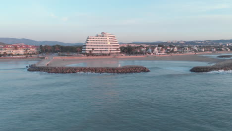 Drohne-Erfasst-Hotel-Am-Meer-Im-Frühen-Morgenlicht