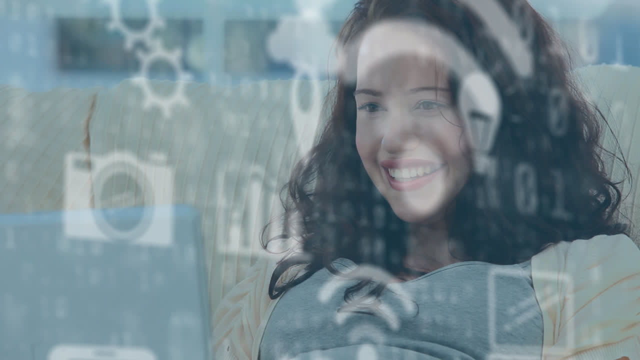 Animazione di icone digitali, rete di connessioni su donna incinta che usa il laptop a casa