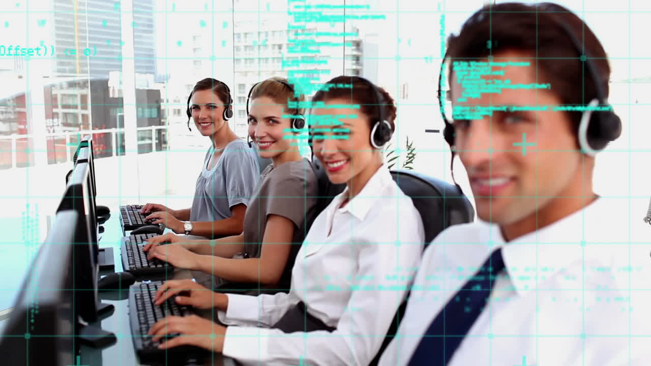 animación del procesamiento de datos financieros sobre personas que llevan auriculares de teléfono