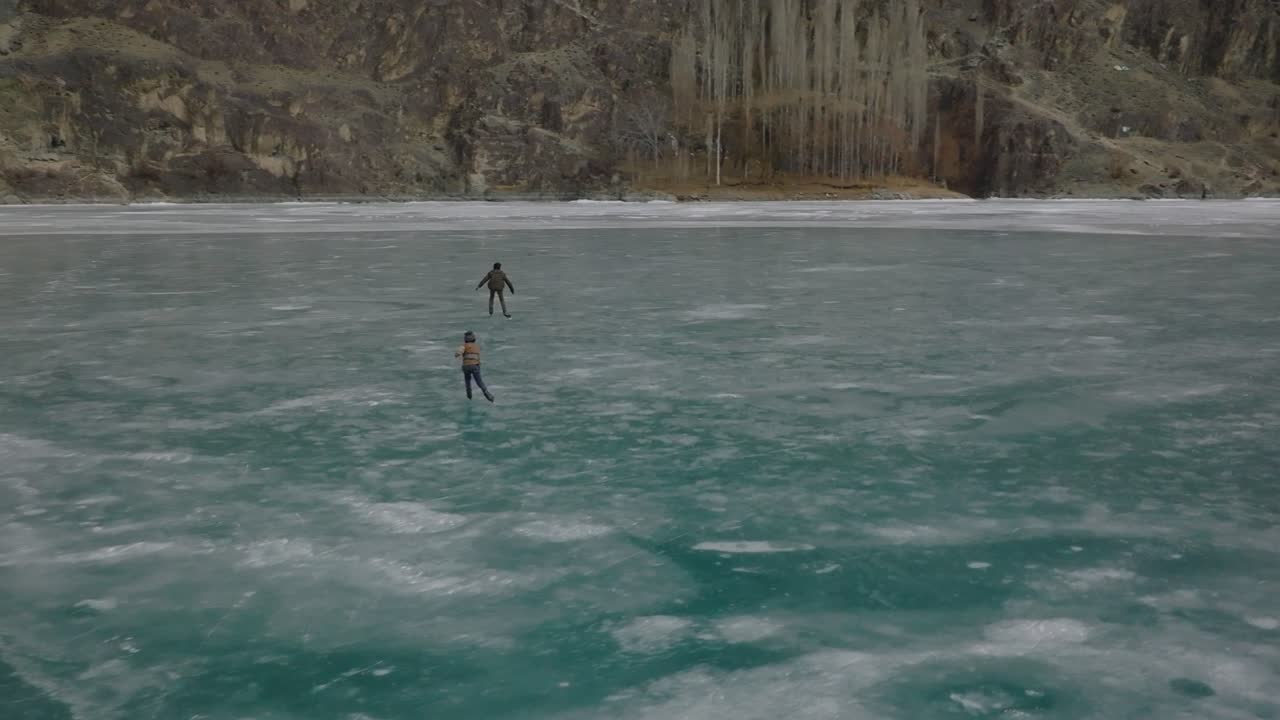 mucha gente sale al lago congelado a patinar sobre hielo