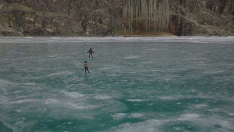 mucha gente sale al lago congelado a patinar sobre hielo