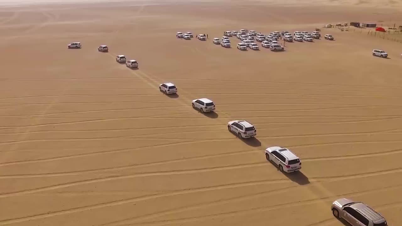 muchos coches conduciendo a través del desierto