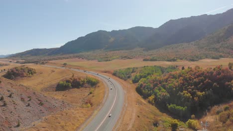 Vista-Aérea-De-Automóviles-En-La-Carretera-A-Través-Del-Cañón-De-Utah-En-El-Otoño