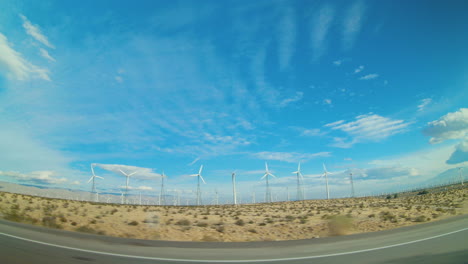Turbinas-Eólicas-Hacen-Girar-Energía-Renovable-En-El-Desierto-De-California