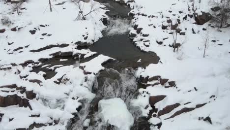 Ariel-Kleiner-Gefrorener-Wasserfall-Im-Winter