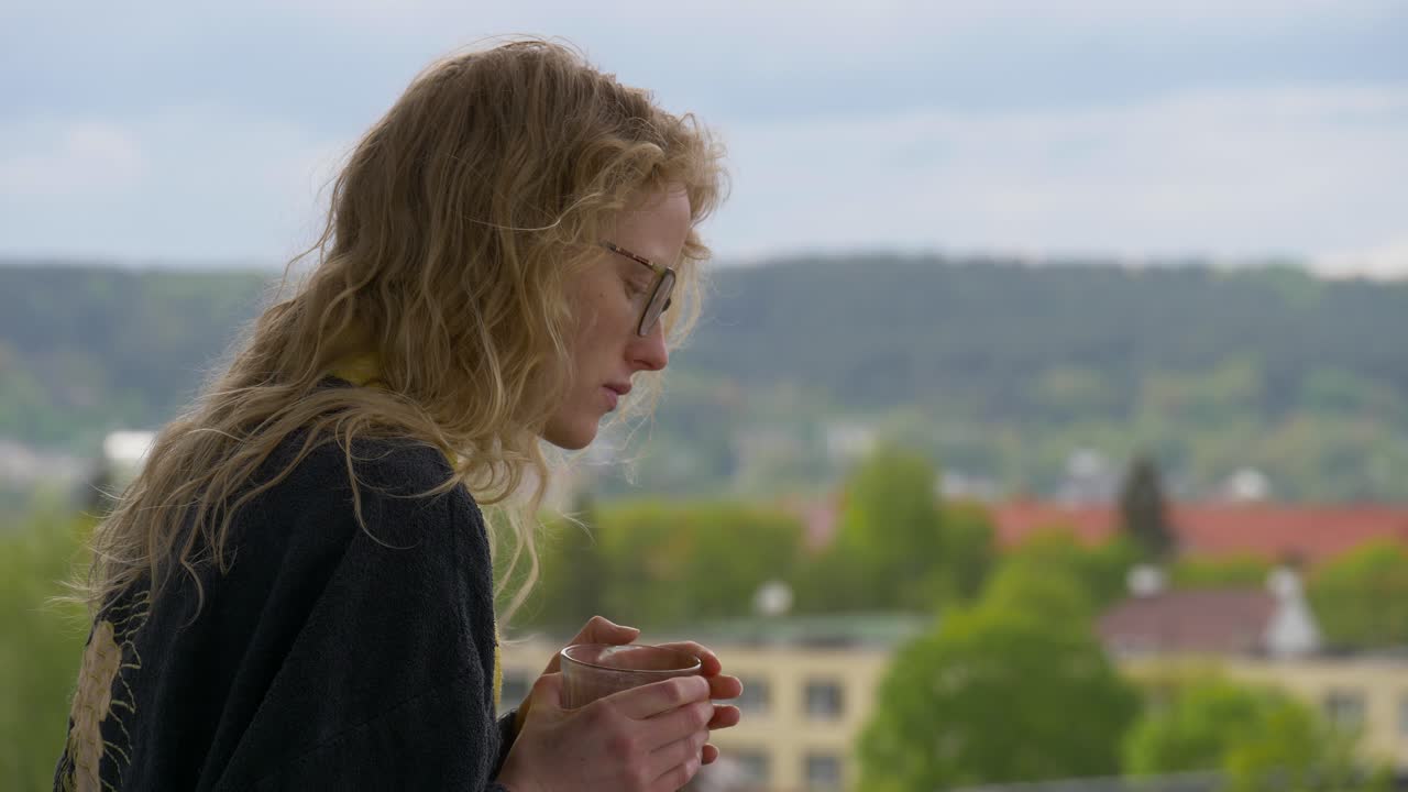 어린 엄마는 아침에 아이가 학교에 가는 모습을 지켜본다