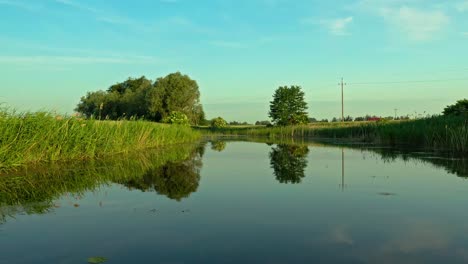 Ruhiger,-Friedlicher,-Reflektierender-Fluss---Drohnen-Luftaufnahme-Mit-Niedrigem-Winkel