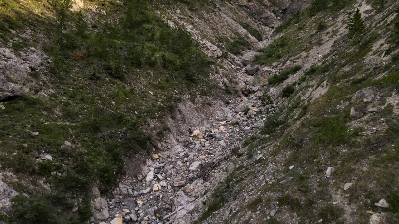 imágenes aéreas de 4k de vuelo rápido y bajo por una montaña rocosa empinada en el país de kananaskis, alberta