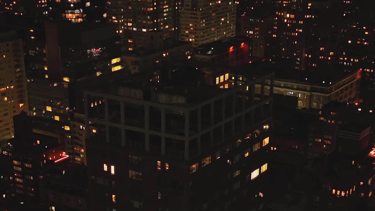 明るい光と建物が立ち並ぶ、ニューヨークの夜景の空撮