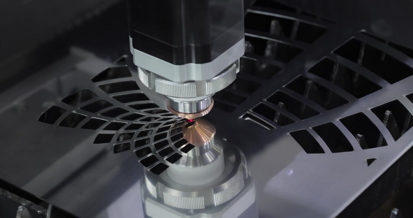 Macchina industriale da taglio laser CNC con scintille volanti nella lavorazione dei metalli