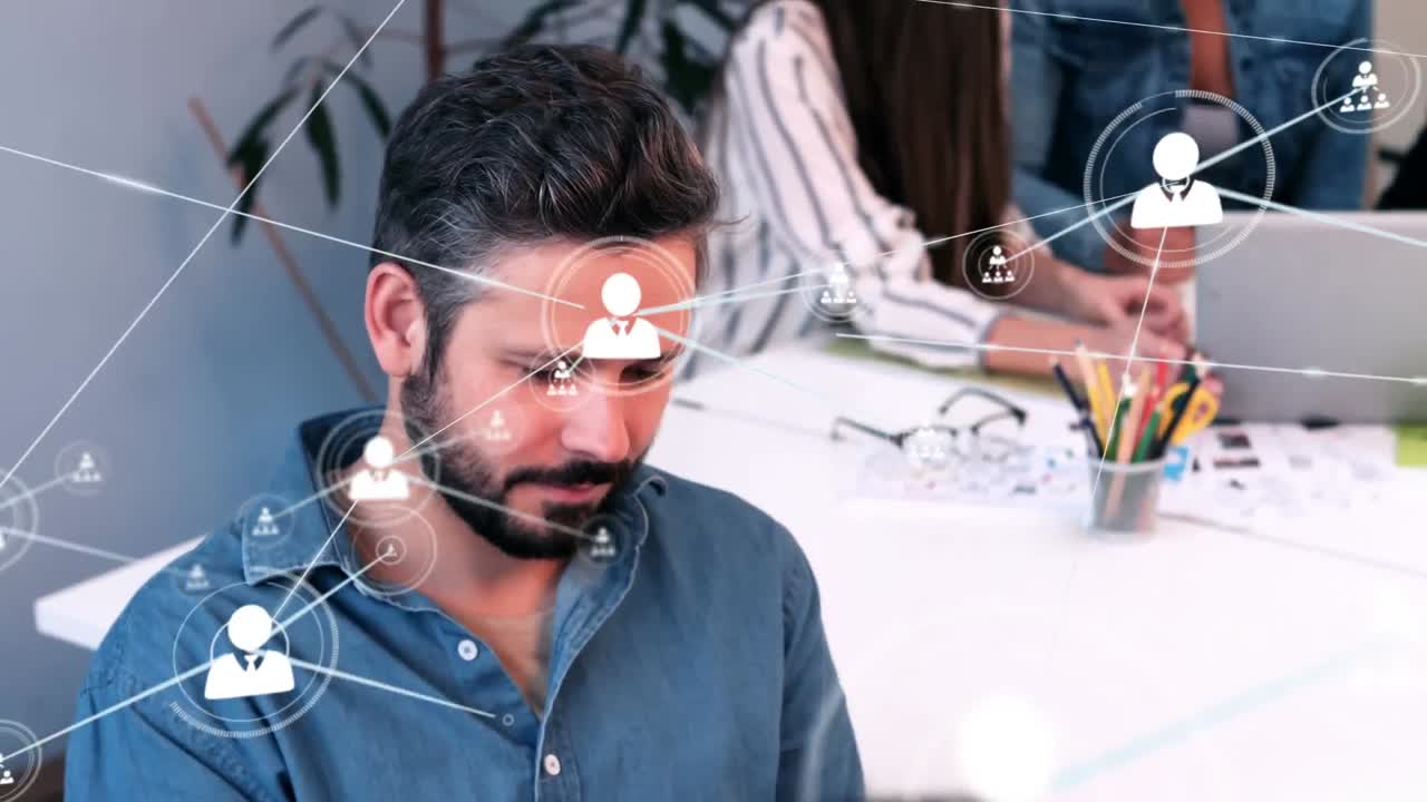 animación de la red de iconos de perfil sobre el retrato de un hombre caucásico usando una tableta digital en la oficina