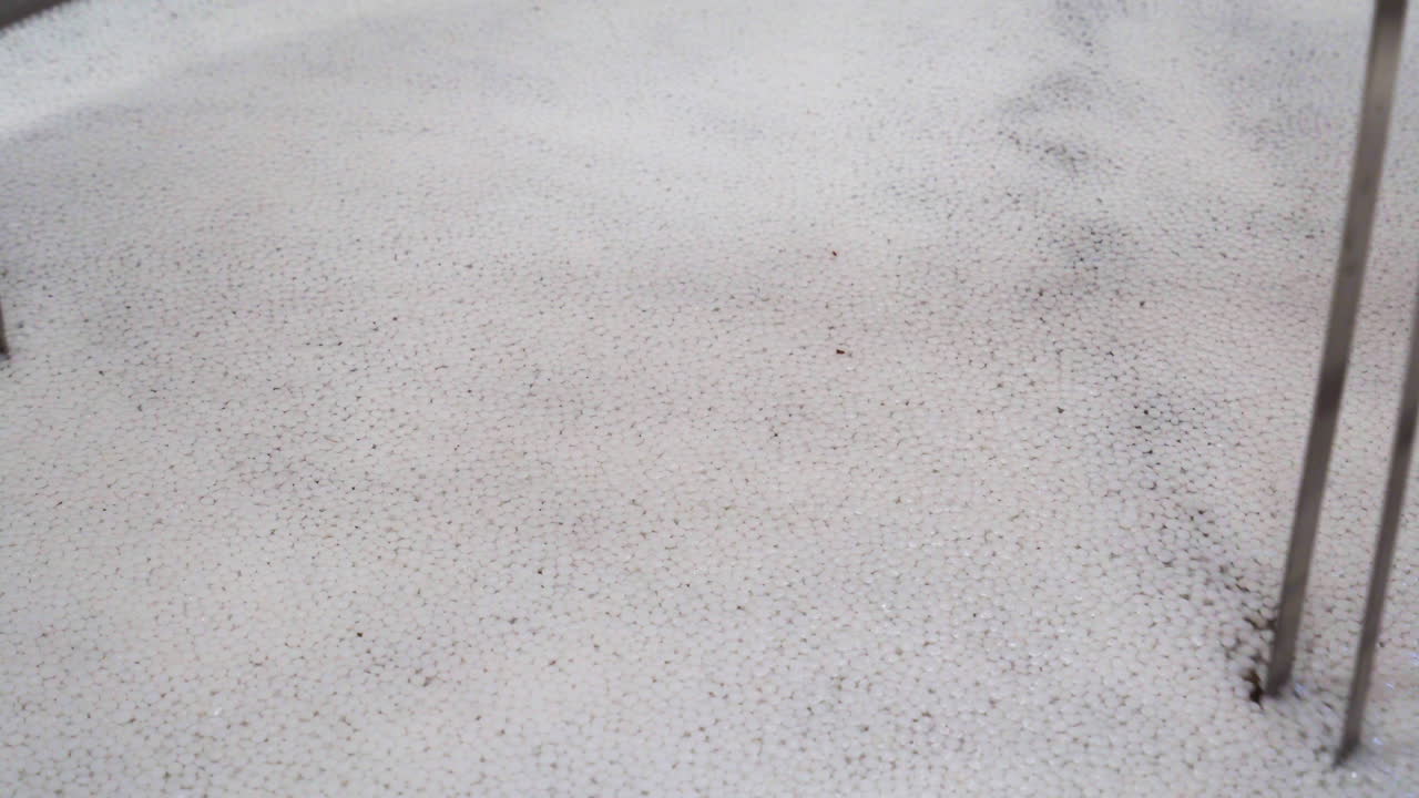 네덜란드 치즈 공장에서 치즈를 만드는 과정에서 커드 유청을 혼합하는 기계의 세부 사진