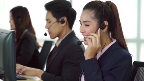 Gente-De-Negocios-Con-Auriculares-Trabajando-En-La-Oficina