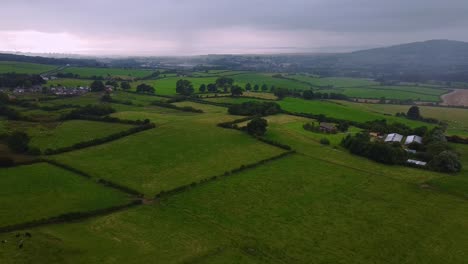 Toma-Aérea-De-Los-Campos-Verdes-De-La-Campiña-Británica-Temprano-En-La-Mañana