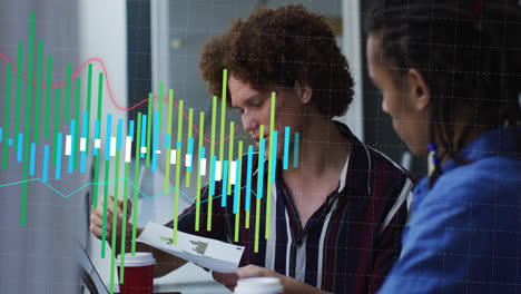 animación de datos de procesamiento de gráficos sobre diversos colegas masculinos hablando en una oficina casual