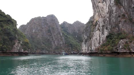 Crucero-En-La-Bahía-De-Halong-Vietnam-Con-Mar-En-Calma