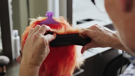 vista lateral mujer con el cabello liso por un peluquero