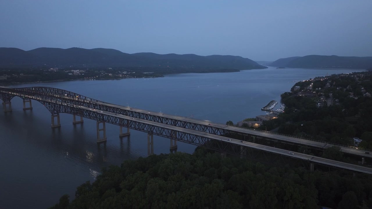 Vista aerea notturna del ponte Hamilton Fish Newburgh-Beacon. Scattata durante l'estate lungo il fiume Hudson