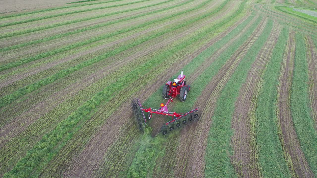 에서 일 하는 트랙터 의 공중 사진