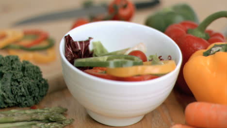 토마토가 슈퍼 슬로 모션으로 떨어집니다.