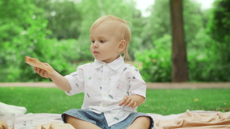 Pequeño-Niño-Comiendo-Pan-En-Un-Picnic