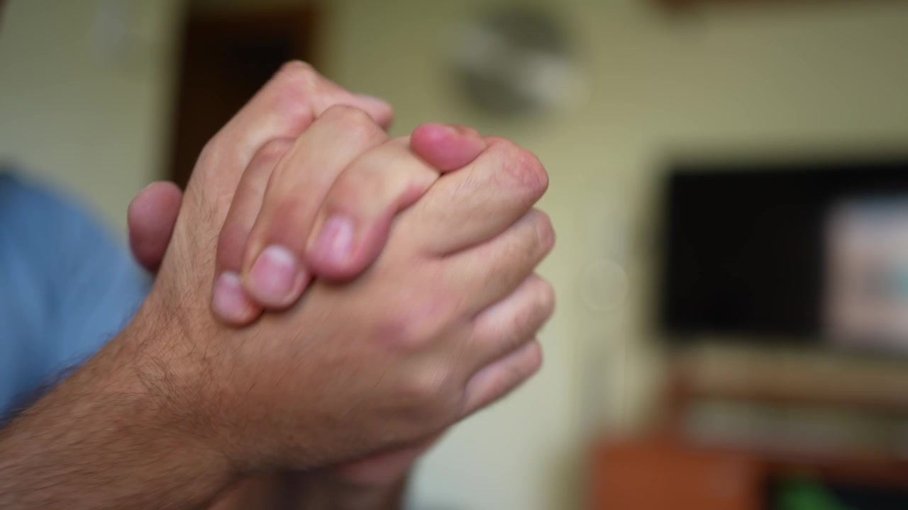 Dimostrazione di movimenti delle mani che illustrano varie tecniche per far scrocchiare le nocche.