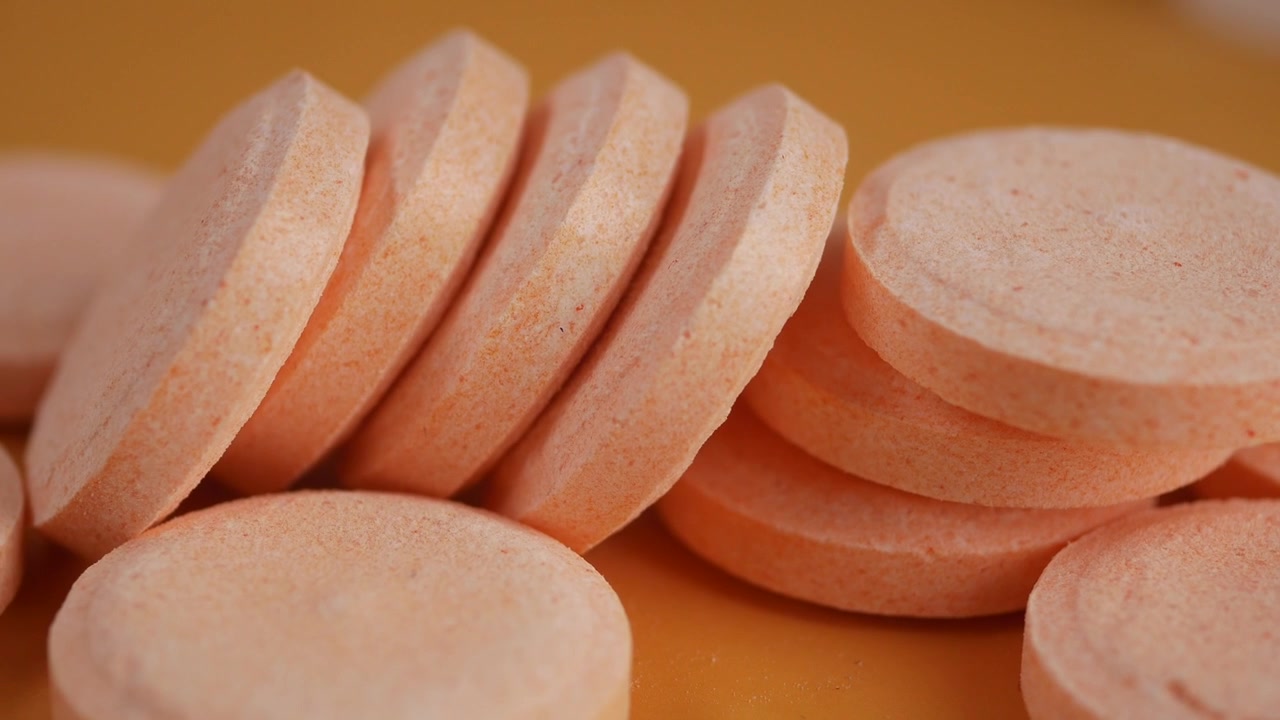 Närbild på orange brustabletter på en yta