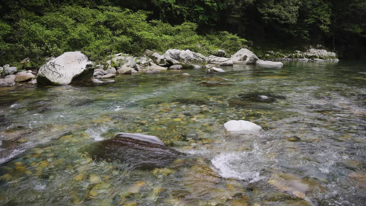 Naturligt uberørt Itadori-flod i bjergene ved Seki, Gifu Japan