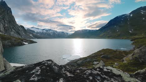 puesta de sol contra el telón de fondo de las montañas noruegas. hermosa naturaleza paisaje natural de noruega.